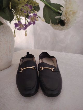 Mocasines negros mujer con detalle dorado