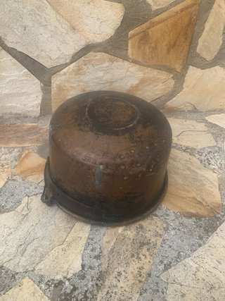 Caldera de cobre antigua con cesta.