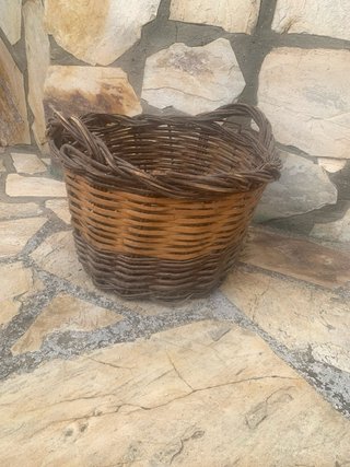 Caldera de cobre antigua con cesta.