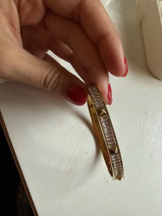 Conjunto de pulseras doradas con gemas