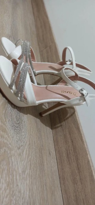 Sandalias de tacón con pedrería