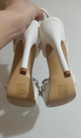 Sandalias de tacón con pedrería