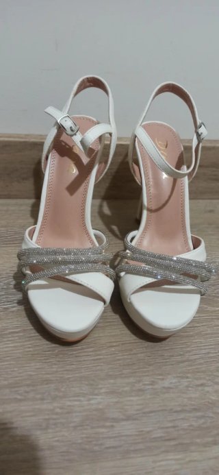 Sandalias de tacón con pedrería