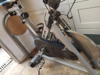 Bicicleta Estática Kettler Roja y Negra