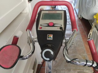 Bicicleta Estática Kettler Roja y Negra