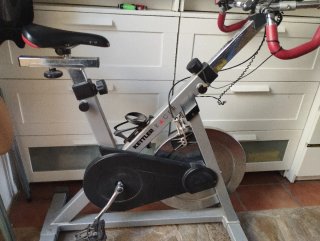 Bicicleta Estática Kettler Roja y Negra