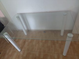 Mesa de cristal con patas blancas