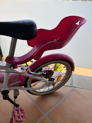 Bicicleta infantil rosa con cesta