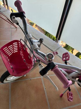 Bicicleta infantil rosa con cesta