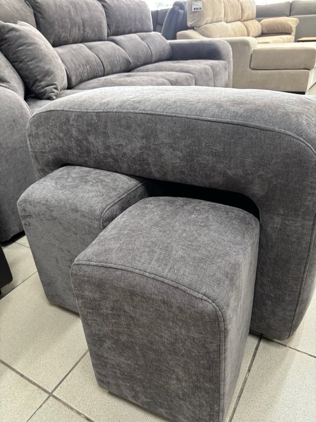 Sofá modular gris con puff convertible