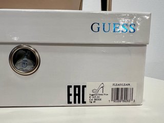 Zapatos de salón Guess beige tacón plataforma