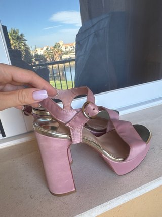 Sandalias de tacón Stradivarius rosa y dorado