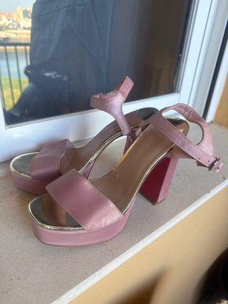 Sandalias de tacón Stradivarius rosa y dorado