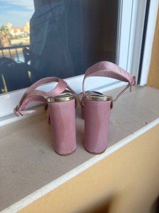 Sandalias de tacón Stradivarius rosa y dorado