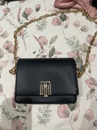 Bolso Tommy Hilfiger negro con cadena dorada