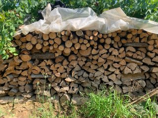 Leña de pino y olivo para chimenea