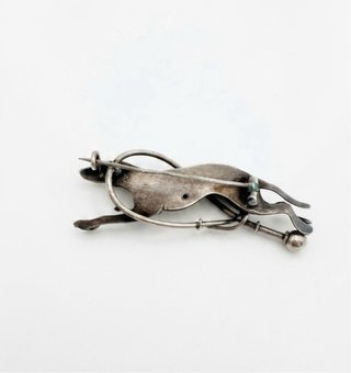 Alfiler perro galgo plateado