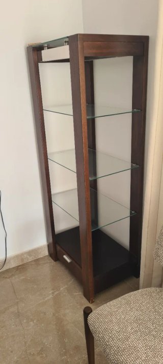 Estantería de madera y cristal