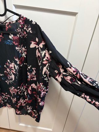 Kimono Bershka floral negro talla S