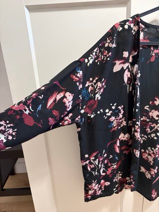Kimono Bershka floral negro talla S