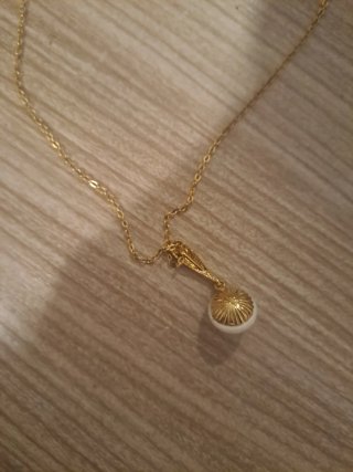 Cadena dorada con colgante de perla bañado en oro