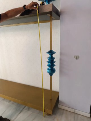 Estanterías de madera con perchero