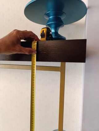 Estanterías de madera con perchero