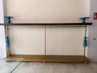 Estanterías de madera con perchero