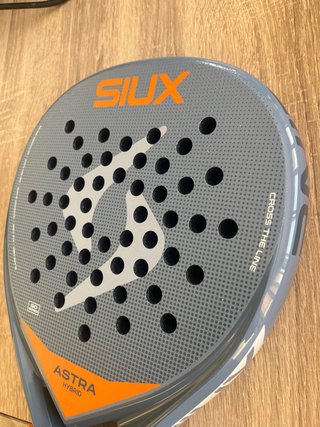 Mochila Bullpadel y Pala Siux Astra Go Hybrid 2026