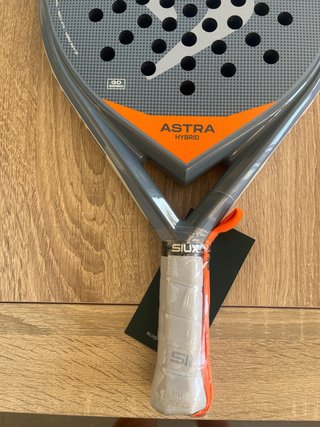 Mochila Bullpadel y Pala Siux Astra Go Hybrid 2026