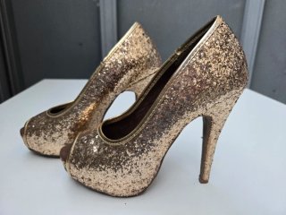 Zapatos de tacón dorados con purpurina