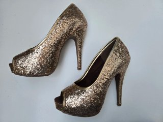 Zapatos de tacón dorados con purpurina
