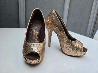 Zapatos de tacón dorados con purpurina