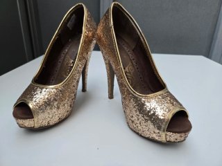 Zapatos de tacón dorados con purpurina