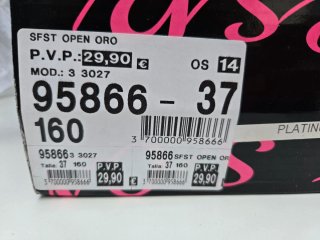 Zapatos de tacón dorados con purpurina