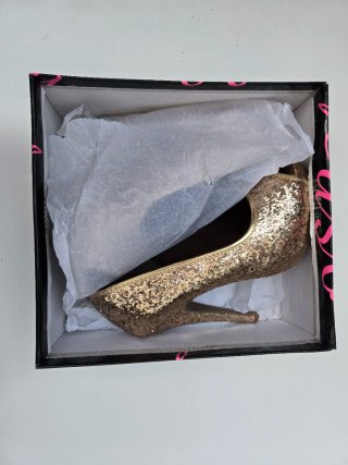 Zapatos de tacón dorados con purpurina