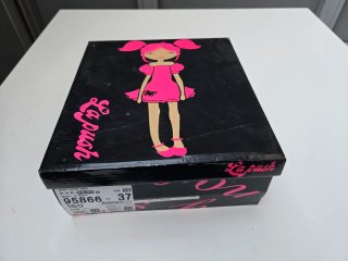 Zapatos de tacón dorados con purpurina
