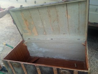 Baúl antiguo de madera y metal