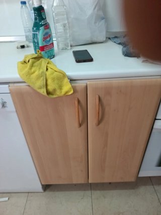 Muebles de cocina madera y cristal.