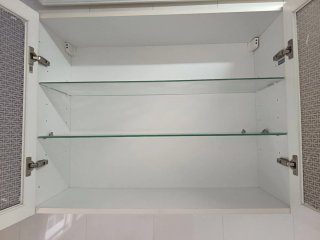 Muebles de cocina madera y cristal.