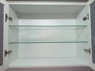 Muebles de cocina madera y cristal.