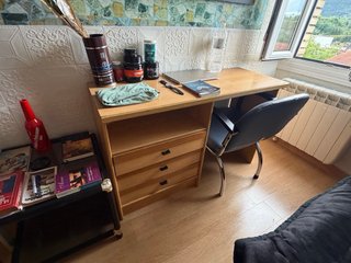 Mesa de madera y silla de oficina
