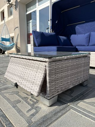 Conjunto sofá jardín con sombrilla