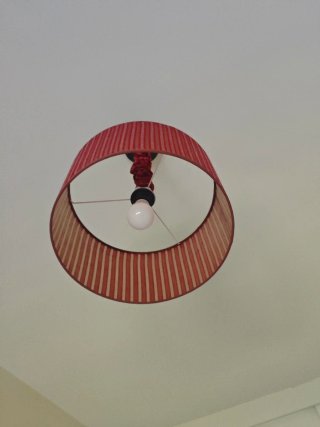 Lámpara de techo plisada roja y beige
