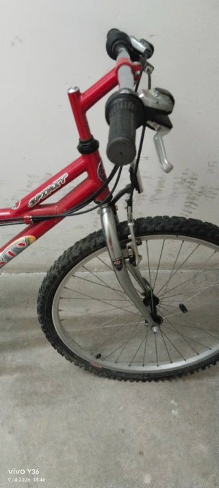 Bicicleta de montaña roja  Para niño