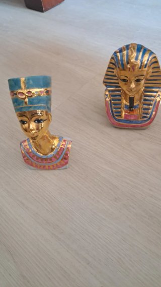 Figuras Nefertiti y Ramsés doradas