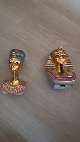 Figuras Nefertiti y Ramsés doradas