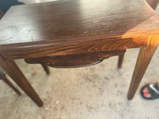 Mesa rústica de madera oscura
