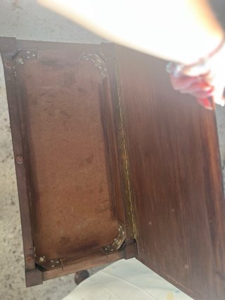 Mesa rústica de madera oscura