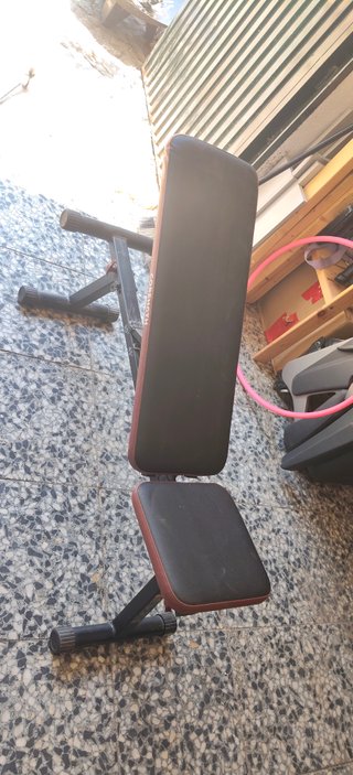 Banco, barras y pesas gimnasio